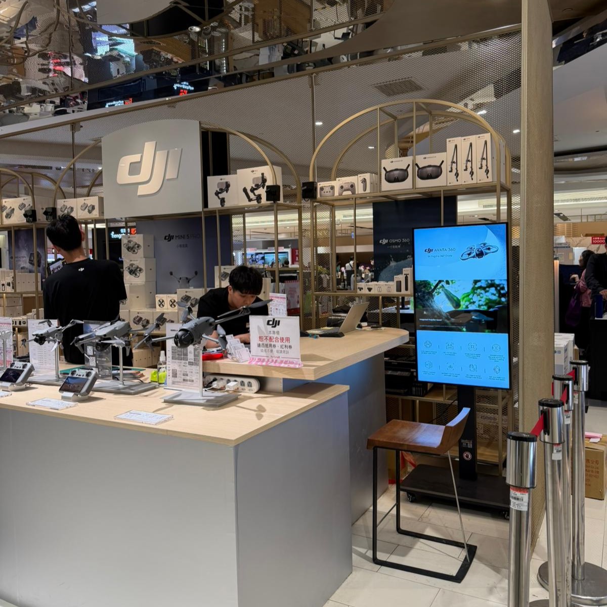 板橋大遠百｜DJI 櫃位 數位看板案例