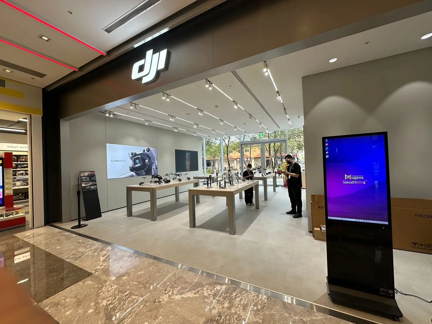 高雄 南紡購物中心｜DJI 櫃位 數位看板案例